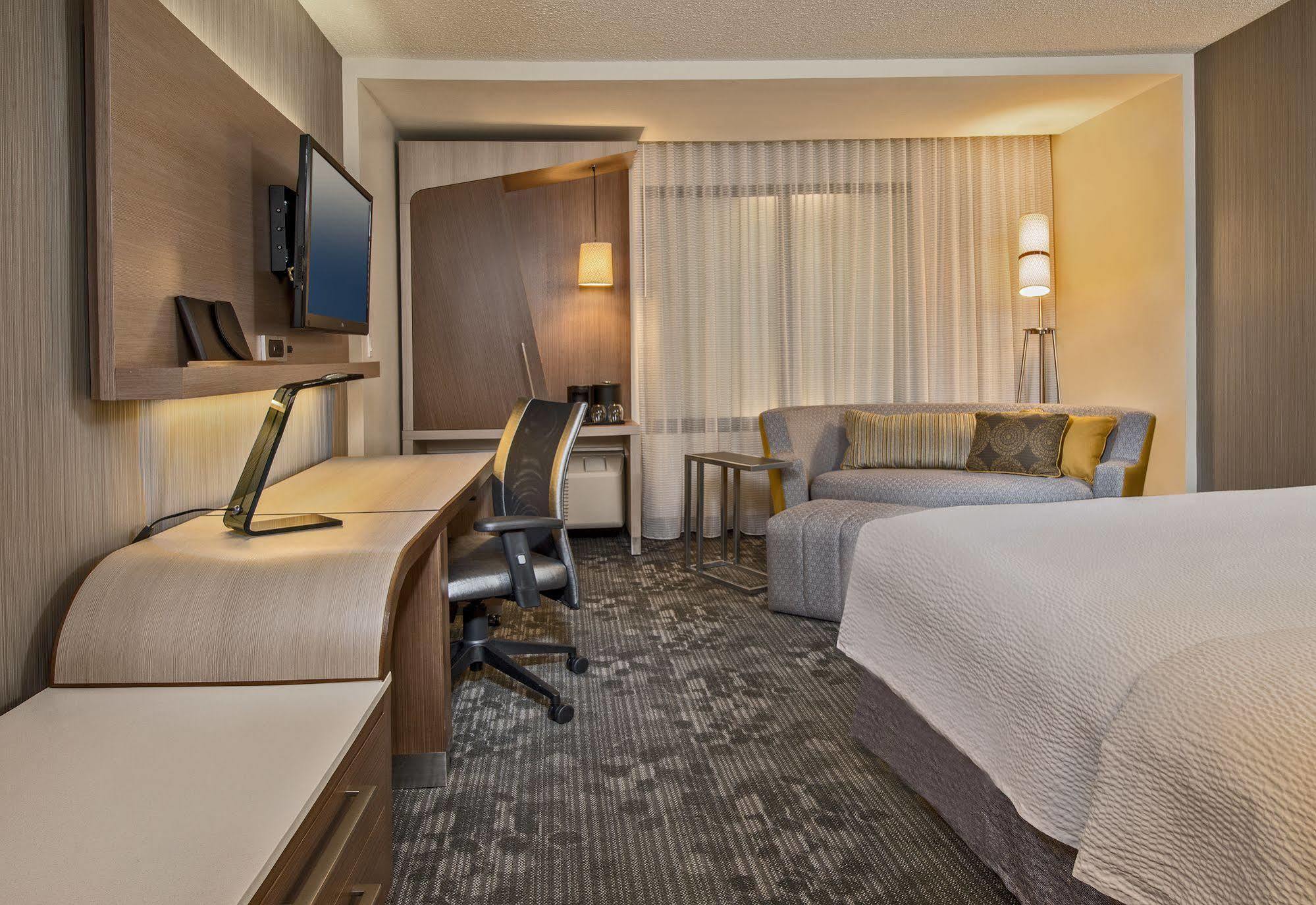 Courtyard By Marriott Houston Intercontinental Airport Hotel Exterior photo